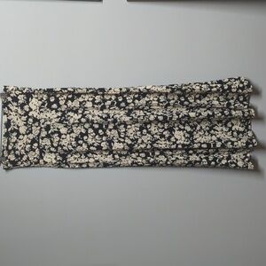 Legging Queen black and beige floral maxi skirt